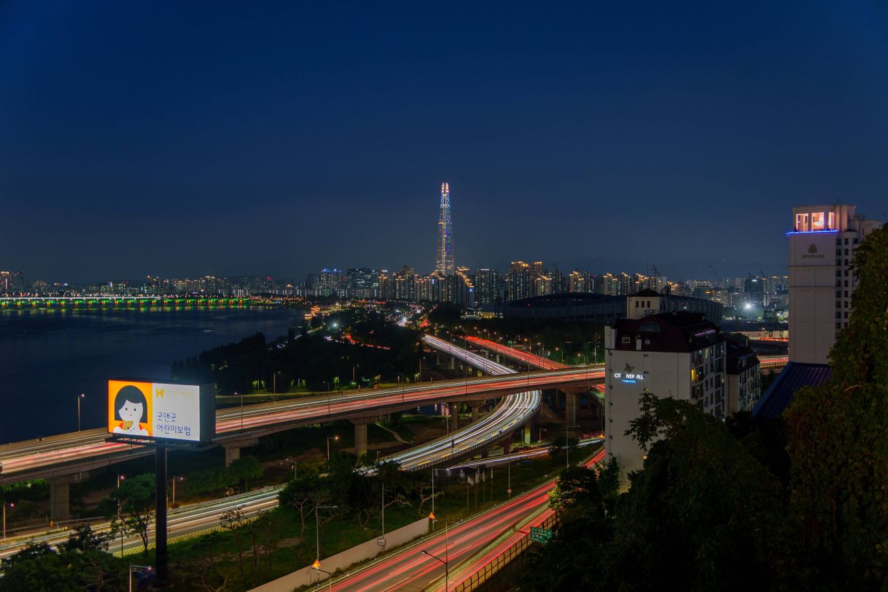 One Day in Jamsil Itinerary: Lotte World & Seokchon Lake