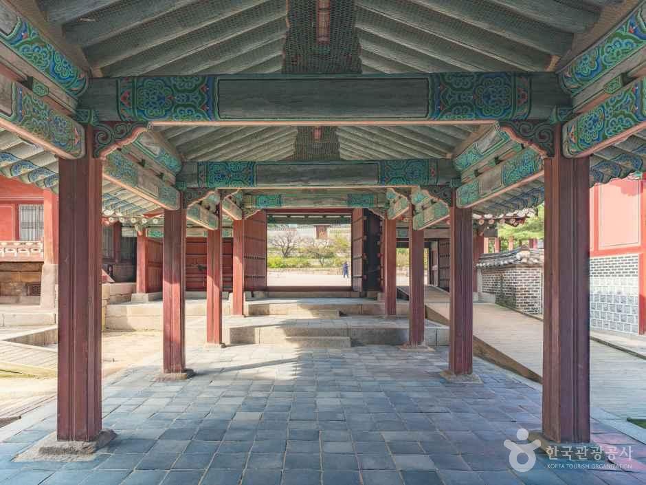 Changgyeonggung Palace Guide: Hours, Tickets & Greenhouse