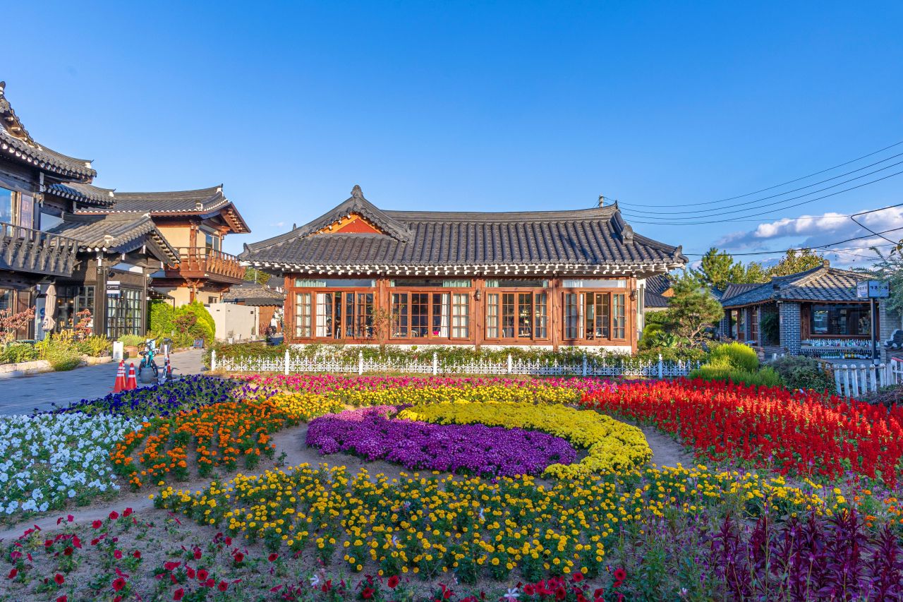 5 Best Gyeongju Hotels Near Hwangnidan-gil & Daereungwon